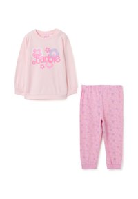 Ensemble de pyjama en coton rose comprenant un haut à manches longues avec un graphique "Barbie" et des accents floraux, associé à un pantalon à motifs floraux assorti.