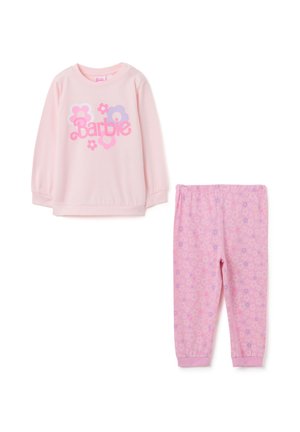 Ensemble de pyjama en coton rose comprenant un haut à manches longues avec un graphique "Barbie" et des accents floraux, associé à un pantalon à motifs floraux assorti.