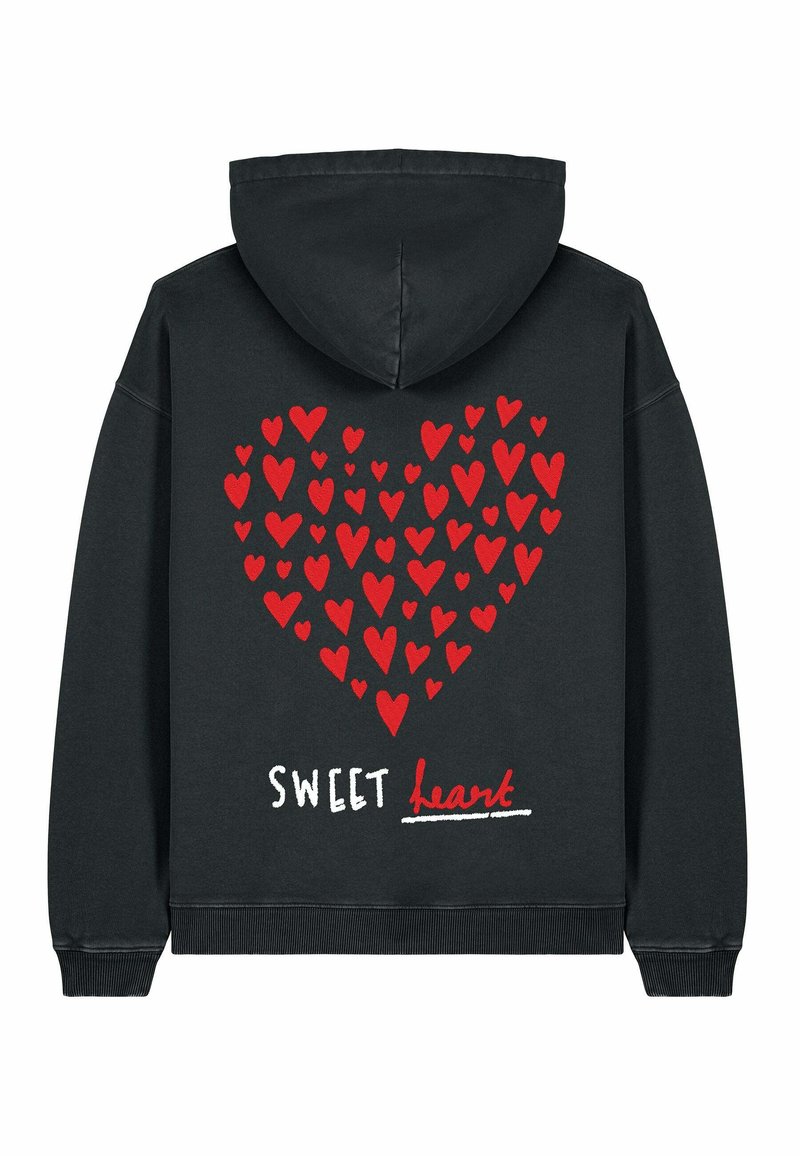 Černá mikina s kapucí se velkým designem srdce vytvořeným z červených srdcí a textem "SWEET heart" v bílé a červené barvě.