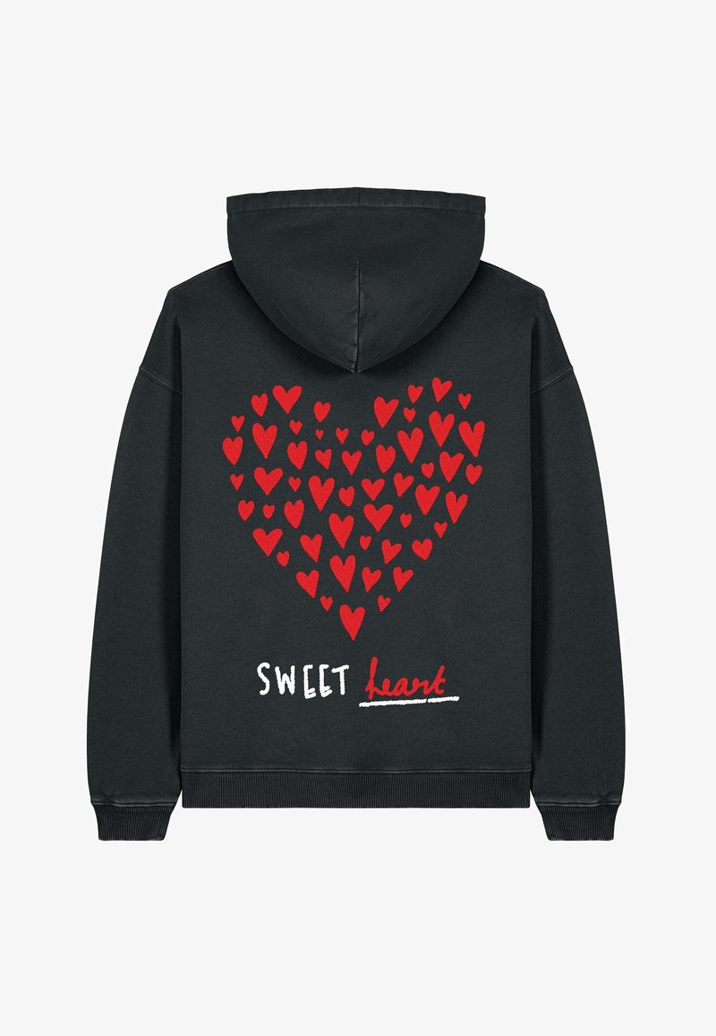 Černá mikina s kapucí se velkým designem srdce vytvořeným z červených srdcí a textem "SWEET heart" v bílé a červené barvě.