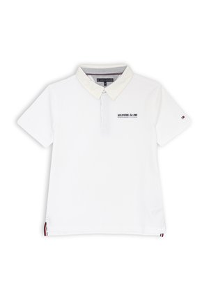 Polo bianco con colletto a contrasto crema, pattina abbottonata e logo testuale. Presenta un colletto interno a righe e dettagli rossi, bianchi e blu.