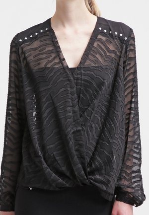 Zwarte doorschijnende blouse met lange mouwen, gestructureerde zebrastripes, V-hals, gespijkerde schouderaccenten en een samengevoegde knoopdetail in de taille.