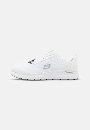 Baskets blanches de sport en tissu mesh, logo gris sur le côté, fermeture à lacets et semelle blanche flexible étiquetée "Flex Sole."