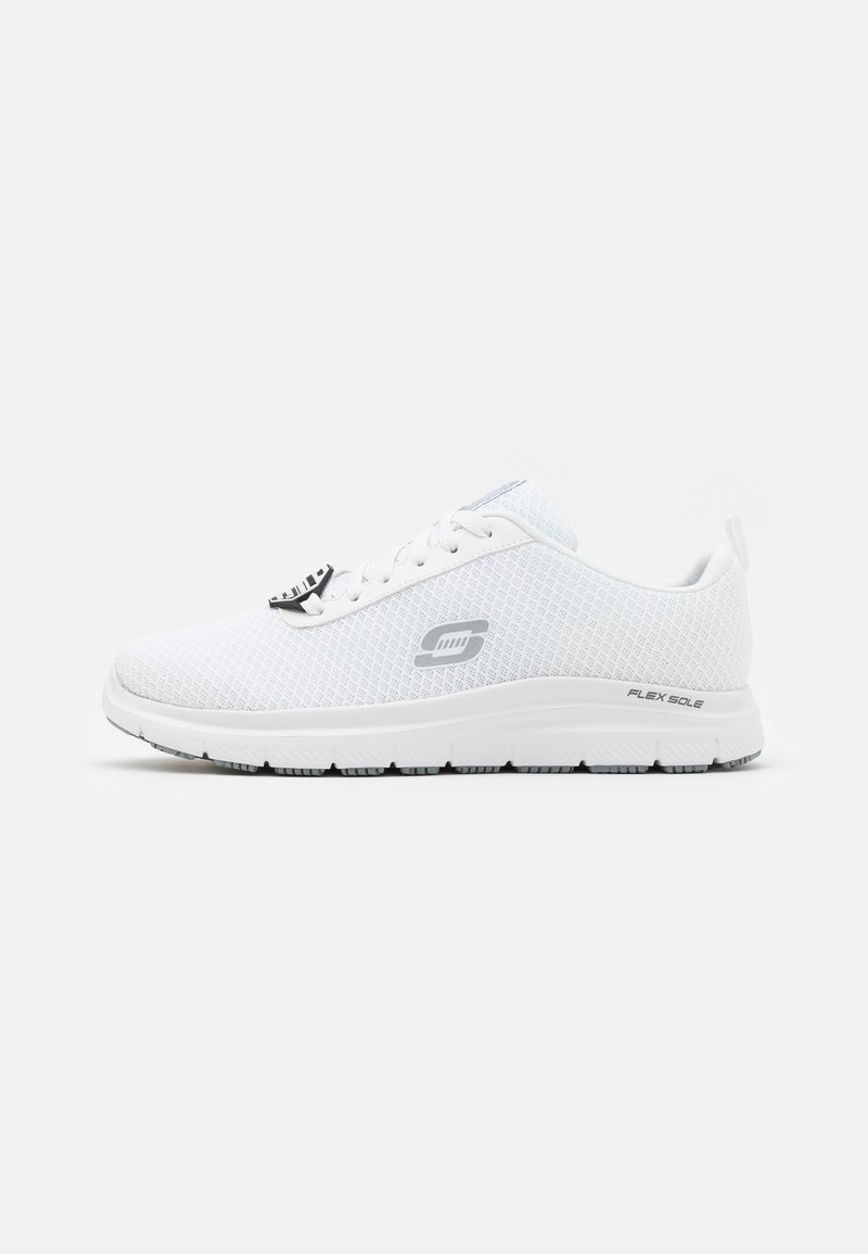 Baskets blanches de sport en tissu mesh, logo gris sur le côté, fermeture à lacets et semelle blanche flexible étiquetée "Flex Sole."