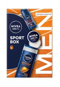 NIVEA MEN Sport-Box mit einer blauen Duschgel-Flasche, einem weißen Creme-Topf und einem blauen Deodorant. Der Hintergrund ist orange mit fett gedrucktem Text.