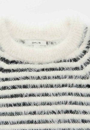 Gestreifter Pullover aus flauschigem, weichem Strick; mit abwechselnden schwarzen und weißen Streifen, einem gerippten Rundhalsausschnitt und sichtbarem Markenlabel.