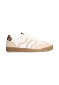 Beige-weiße Sneakers mit Obermaterial aus Wildleder und Leder, strukturiertem Gummisohle, Schnürverschluss und einem Leopardenmuster-Akzent an der Ferse.