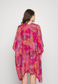 Ziedu kimono dzīvīgās rozā, oranžās un sarkanās krāsās. Iespējas ar pārmērīgām piedurknēm, plūstošu dizainu un sajauktiem ziedu rakstiem visā virsmā.