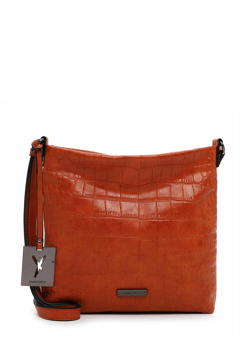 Bolso cruzado de piel naranja con estampado de cocodrilo, diseño plano, correa ajustable y una etiqueta metálica con el nombre de la marca.