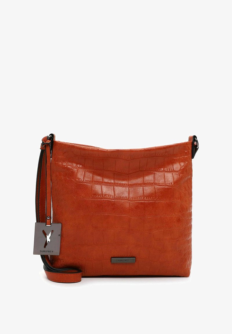 Bolso cruzado de piel naranja con estampado de cocodrilo, diseño plano, correa ajustable y una etiqueta metálica con el nombre de la marca.