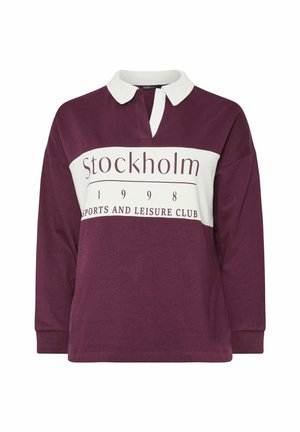 Maglietta polo a maniche lunghe color bordeaux con una striscia bianca che presenta il testo "Stockholm" e "1998", completata da un colletto classico e maniche a costine.