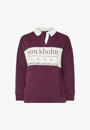 Bordeaux kleurige lange mouwen polo met een witte streep met de tekst "Stockholm" en "1998", aangevuld met een klassieke kraag en gebreide mouwen.
