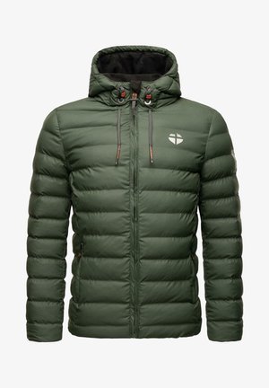 Chaqueta acolchada verde con cierre frontal, capucha con cordones y puños acanalados. Tiene un logo en el pecho y bolsillos laterales.