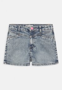 Shorts en jean taille haute en bleu clair avec un effet délavé. Dotés d'un bouton rose, de poches avant et de détails cousus le long des bords.