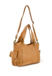 Helle Lederhandtasche mit doppelten Schultergurten, seitlicher Tasche und Messingbeschlägen. Weiche Textur mit sichtbaren Nahtdetails.