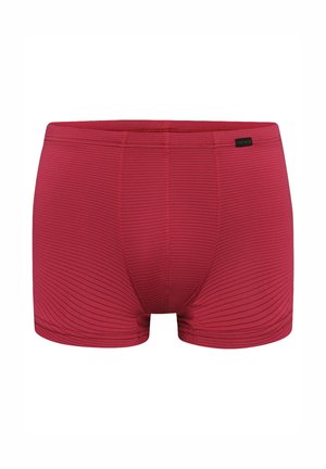 Czerwone męskie bokserki z prążkowanym wzorem, dopasowanym krojem i małą czarną metką z logo na górnej prawej części pasa.