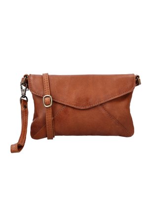 Brązowa skórzana kopertówka z regulowanym paskiem i uchwytem na nadgarstek, posiadająca klapkę z widocznymi detalami przeszyć.