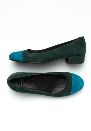 Paar dunkelgrüne Damen-Suede-Schuhe mit niedrigem Absatz und helltürkisfarbenen, abgerundeten Zehenkappen, seitlich und von oben auf weißem Hintergrund gezeigt.