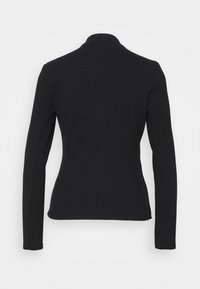 Schwarze maßgeschneiderte Jacke mit strukturiertem Schnitt, langen Ärmeln und glatter Textur. Verfügt über einen niedrigen Kragen und Nahtdetails auf der Rückseite.