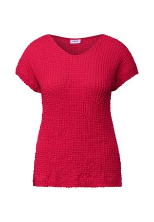 Rotes Kurzarmoberteil mit einer strukturierten, gerüschten Musterung und einem V-Ausschnitt. Lässiger Schnitt mit seitlichen Schlitzen für Bewegungsfreiheit. Markenlabel sichtbar.