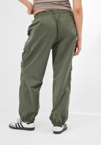 Next REGULAR FIT zielony