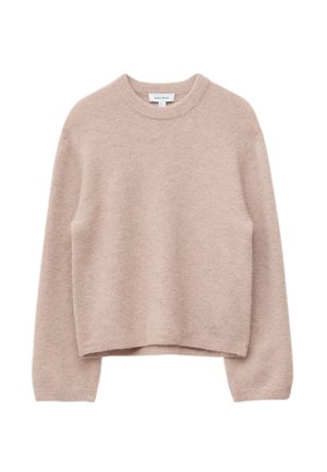 Beige gebreide trui met lange mouwen, ronde hals, een iets kortere zoom en geribbelde manchetten en halslijn.