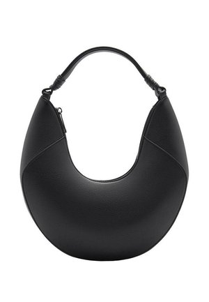 Czarna skórzana torebka w kształcie półksiężyca z krótkim uchwytem i górnym zamkiem błyskawicznym.