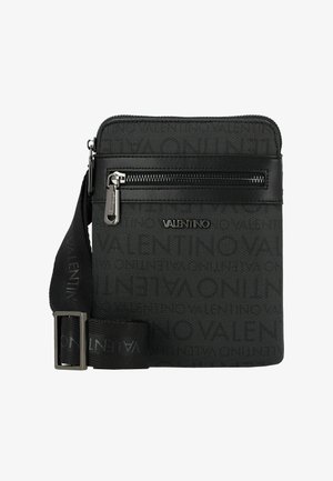 Bolso bandolera negro hecho de tela texturizada, con cierre de cremallera, un patrón de logo y una correa ajustable de tejido