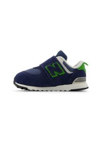 Baskets pour tout-petit bleu marine, en daim et en maille, avec un logo vert en forme de lettre 'N', des accents gris et une semelle blanche avec une traction noire.
