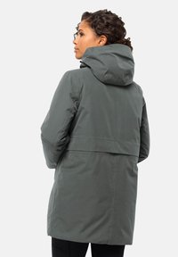 Grijze, waterdichte jas met een capuchon, middellange ontwerp en rechte snit. Heeft een cinched taille en een zachte textuur.