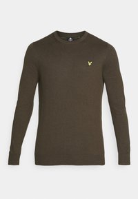 Brauner Strickpullover mit langen Ärmeln, Rundhalsausschnitt, gerippten Bündchen und Saum, mit einem kleinen gelben Vogel-Logo auf der linken Brust.