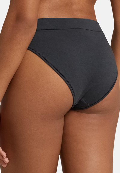 Czarne majtki z wysokim stanem wykonane z miękkiego, elastycznego materiału. Posiadają bezszwowe krawędzie i gładką fakturę, zapewniając komfort i wsparcie.
