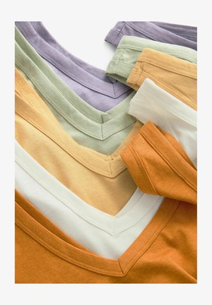 Collectie van vijf v-hals t-shirts in verschillende kleuren: lavendel, lichtgroen, mosterdgeel, wit en roestoranje. Zachte stof, casual ontwerp.