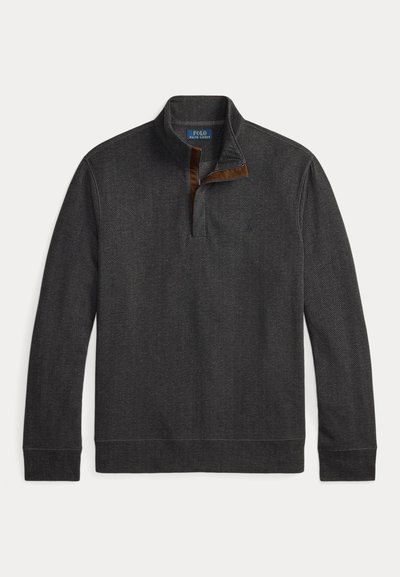 Pull-over gris foncé à motif chevrons, manches longues, fermeture éclair quart de zip et bordure en daim marron au col signé Polo Ralph Lauren.