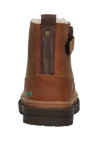 Bruine leren enkelboot met een gestructureerde afwerking, zachte voering, een bruin accentpaneel en een achterrits voor gemakkelijke toegang.