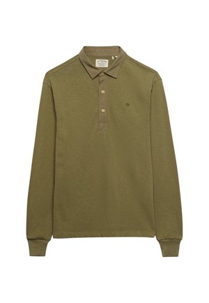 Koszulka polo z długim rękawem w kolorze oliwkowej zieleni, z trzema beżowymi guzikami, kołnierzykiem i małym haftowanym logo na lewej piersi.