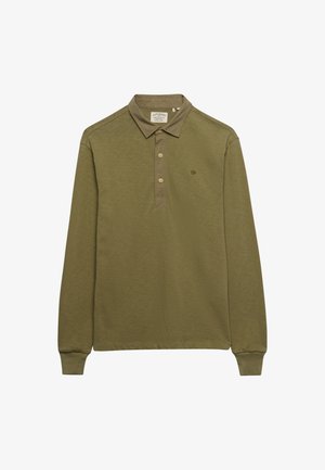 Langarmige olijfgroene polo met drie beige knopen, een kraag en een klein geborduurd logo op de linkerborst.