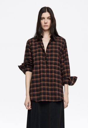 Camisa de cuadros negra y naranja con mangas remangadas y cuello. Fabricada en un tejido ligero y con un corte relajado.