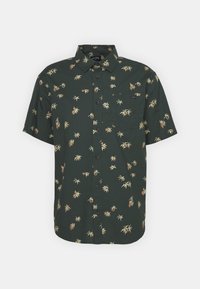 Chemise à manches courtes en tissu vert foncé avec un motif floral comportant des feuilles orange clair et crème. Comprend une poche poitrine et des boutons.