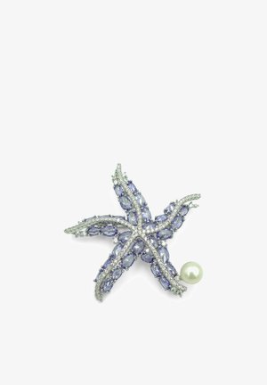 Seestern-förmige Brosche mit hellvioletten Edelsteinen, silbernen Details und einer einzelnen weißen Perle auf weißem Hintergrund.
