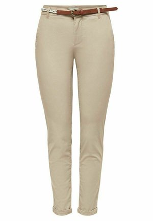 Pantaloni beige slim-fit in cotone con texture liscia, dotati di una cintura in pelle marrone e orli arrotolati per un tocco di dettaglio in più.