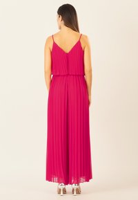 Fuchsia geplooide jumpsuit met dunne banden, gelaagd ontwerp en een vloeiende silhoeët, met een V-back en een enkel-lange zoom.