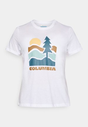 Weißes T-Shirt mit kurzen Ärmeln, mit einem grafischen Design von einer Sonne, einem Baum, Bergen und dem Wort "Columbia" in braunen Buchstaben auf der Vorderseite.