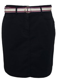 Zwarte katoenen rok met een brede witte riem met rode en blauwe strepen, twee zakken aan de voorkant, en een rechte snit met een zoom die boven de knie valt.