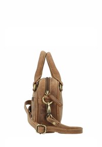 Sac à main en cuir brun avec deux poignées supérieures, une fermeture éclair et une bandoulière ajustable. Présente des garnitures en laiton et une surface texturée.