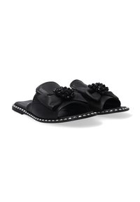 Zwarte leren slip-on sandalen hebben een grote strikaccent met bewerkte details en een versierde zool met zilveren studs. Open teen ontwerp.