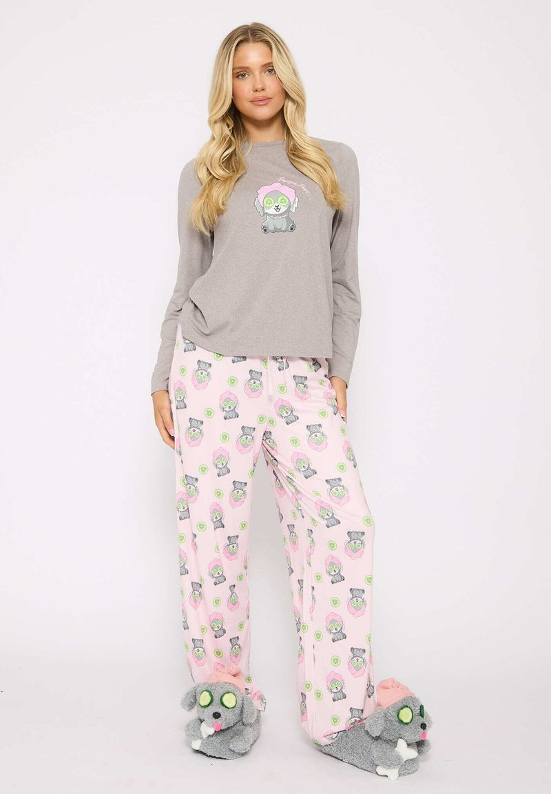 Grå långärmad pyjamaströja med en tecknad karaktär; rosa pyjamasbyxor med mönster av grå karaktärer; grå djurtofflor med detaljer.