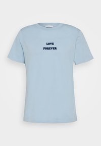 Camiseta de manga corta azul claro con el texto negro "AMOR ETERNO" impreso en el centro frontal.