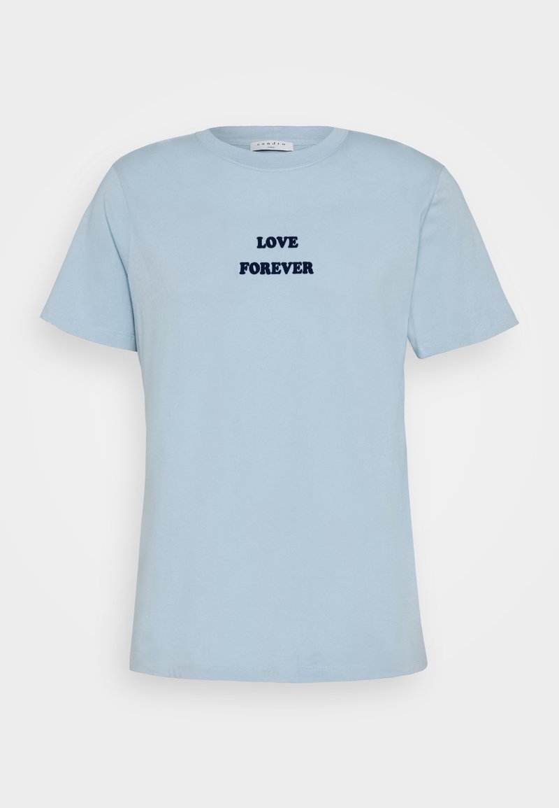 Camiseta de manga corta azul claro con el texto negro "AMOR ETERNO" impreso en el centro frontal.
