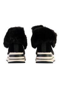 Zapatillas negras con un cuello de piel sintética, que presentan una superficie texturizada, suela plana negra y detalles de rayas blancas en la entresuela.